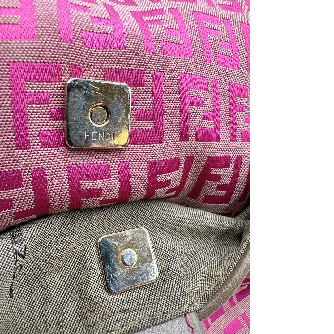 Bottone di chiusura del taschino di una tracolla Fendi fucsia in trama Zucchino con finiture in pelle color biscotto e piccolo charm logato come tirante, usata, originale, second hand, in ottime condizioni.