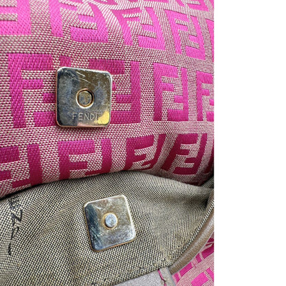 Bottone di chiusura del taschino di una tracolla Fendi fucsia in trama Zucchino con finiture in pelle color biscotto e piccolo charm logato come tirante, usata, originale, second hand, in ottime condizioni.