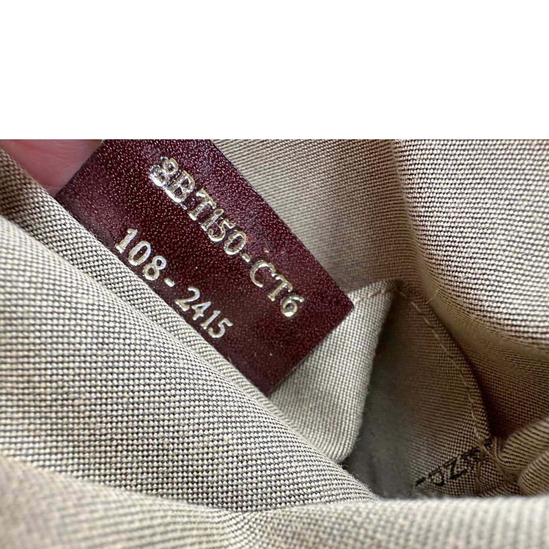 Codice di una tracolla Fendi fucsia in trama Zucchino con finiture in pelle color biscotto e piccolo charm logato come tirante, usata, originale, second hand, in ottime condizioni.