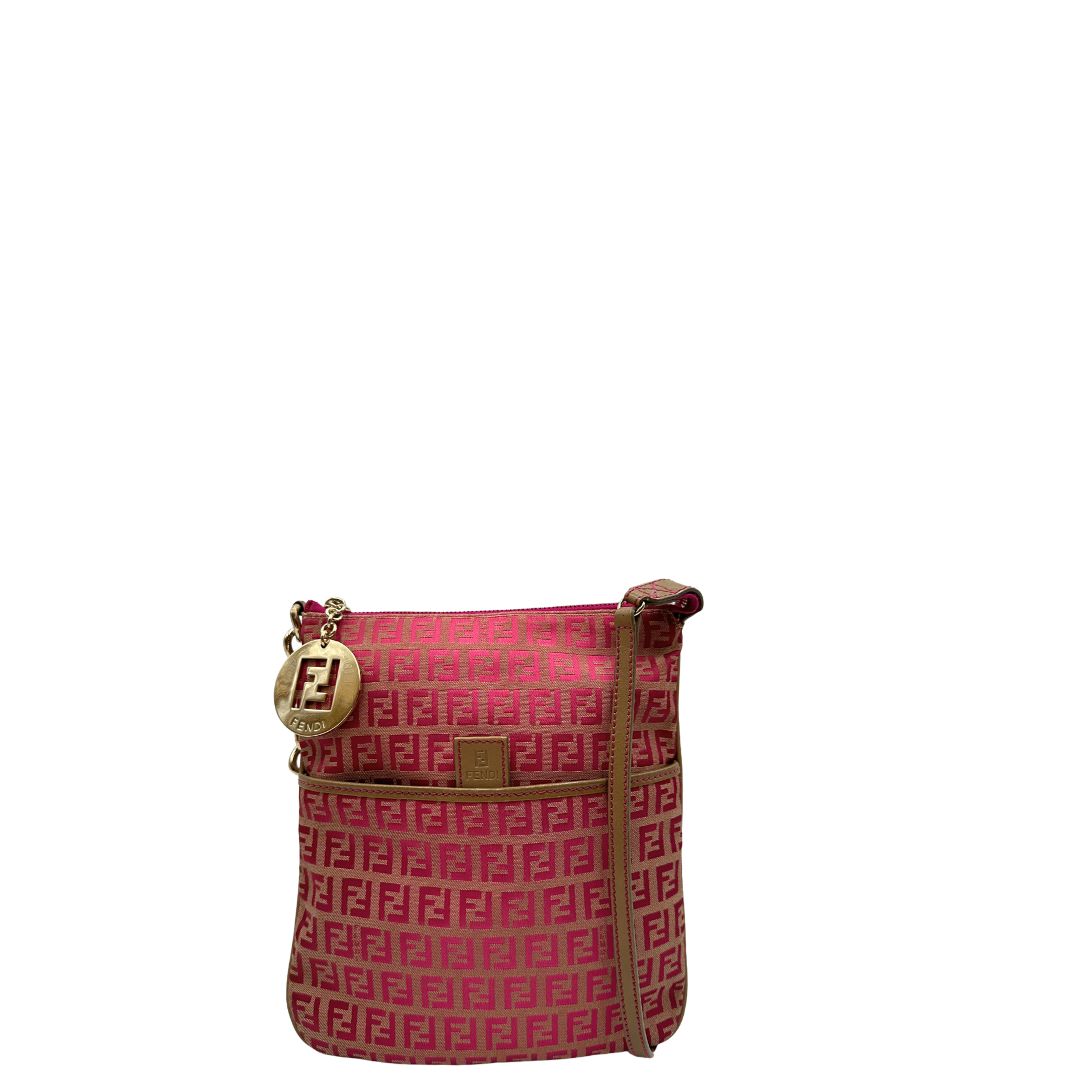 Front di una tracolla Fendi fucsia in trama Zucchino con finiture in pelle color biscotto e piccolo charm logato come tirante, usata, originale, second hand, in ottime condizioni.