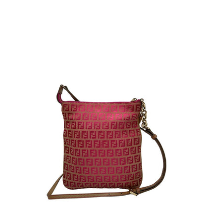 Retro di una tracolla Fendi fucsia in trama Zucchino con finiture in pelle color biscotto e piccolo charm logato come tirante, usata, originale, second hand, in ottime condizioni.