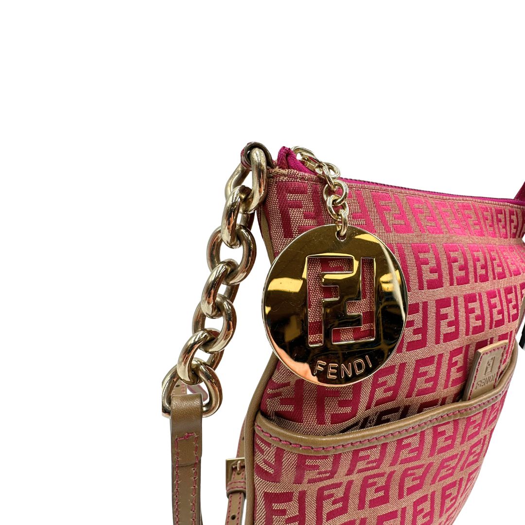 Charm logato di una tracolla Fendi fucsia in trama Zucchino con finiture in pelle color biscotto, usata, originale, second hand, in ottime condizioni.