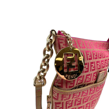 Charm logato di una tracolla Fendi fucsia in trama Zucchino con finiture in pelle color biscotto, usata, originale, second hand, in ottime condizioni.