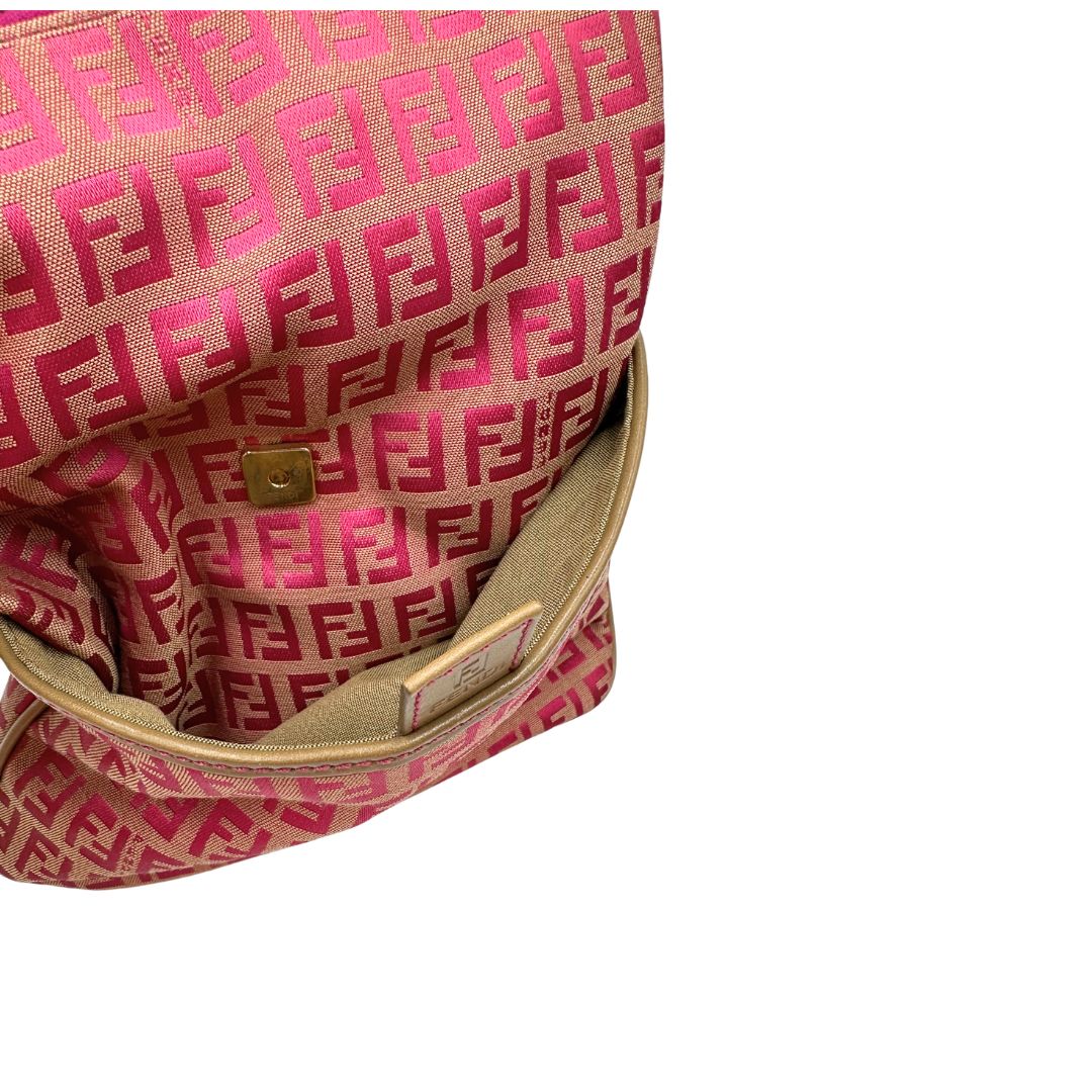 Interno del taschino frontale di una tracolla Fendi fucsia in trama Zucchino con finiture in pelle color biscotto e piccolo charm logato come tirante, usata, originale, second hand, in ottime condizioni.