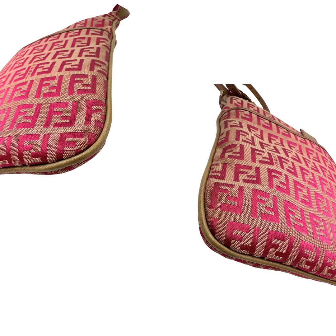 Angoli di una tracolla Fendi fucsia in trama Zucchino con finiture in pelle color biscotto e piccolo charm logato come tirante, usata, originale, second hand, in ottime condizioni.