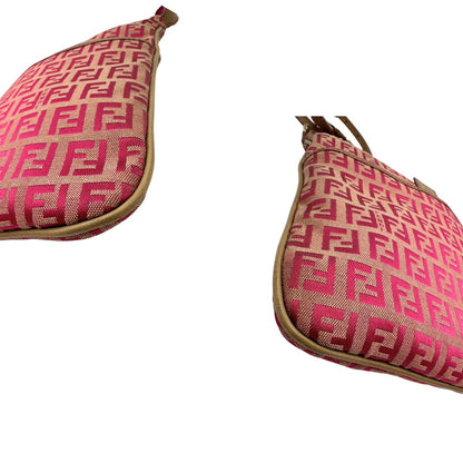 Angoli di una tracolla Fendi fucsia in trama Zucchino con finiture in pelle color biscotto e piccolo charm logato come tirante, usata, originale, second hand, in ottime condizioni.