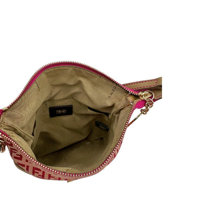 Interno di una tracolla Fendi fucsia in trama Zucchino con finiture in pelle color biscotto e piccolo charm logato come tirante, usata, originale, second hand, in ottime condizioni.