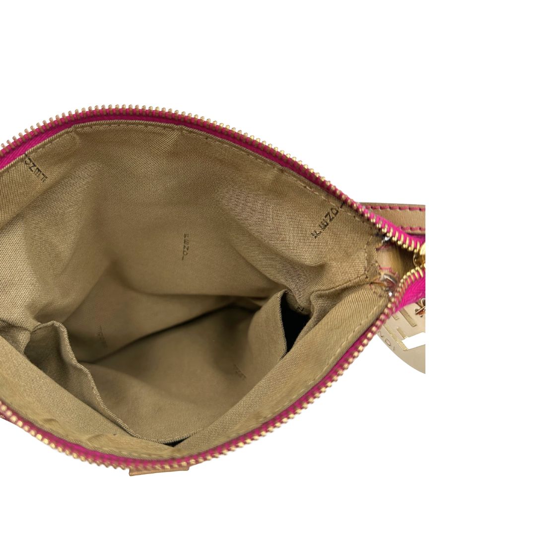 Interno di una tracolla Fendi fucsia in trama Zucchino con finiture in pelle color biscotto e piccolo charm logato come tirante, usata, originale, second hand, in ottime condizioni.