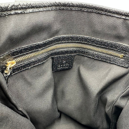 Interno di una borsa a spalla Gucci in tessuto nero trama GG, con parti metalliche dorate, usata, originale, second hand, in ottime condizioni.