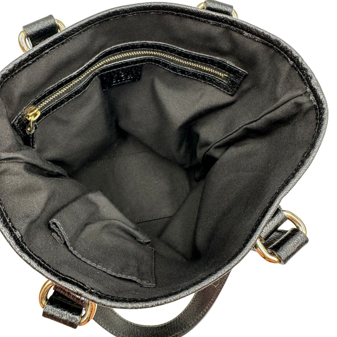 Interno di una borsa a spalla Gucci in tessuto nero trama GG, con parti metalliche dorate, usata, originale, second hand, in ottime condizioni.