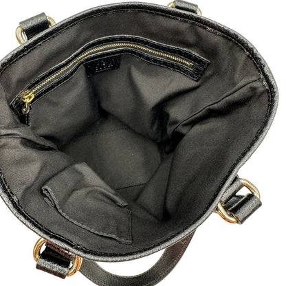Interno di una borsa a spalla Gucci in tessuto nero trama GG, con parti metalliche dorate, usata, originale, second hand, in ottime condizioni.