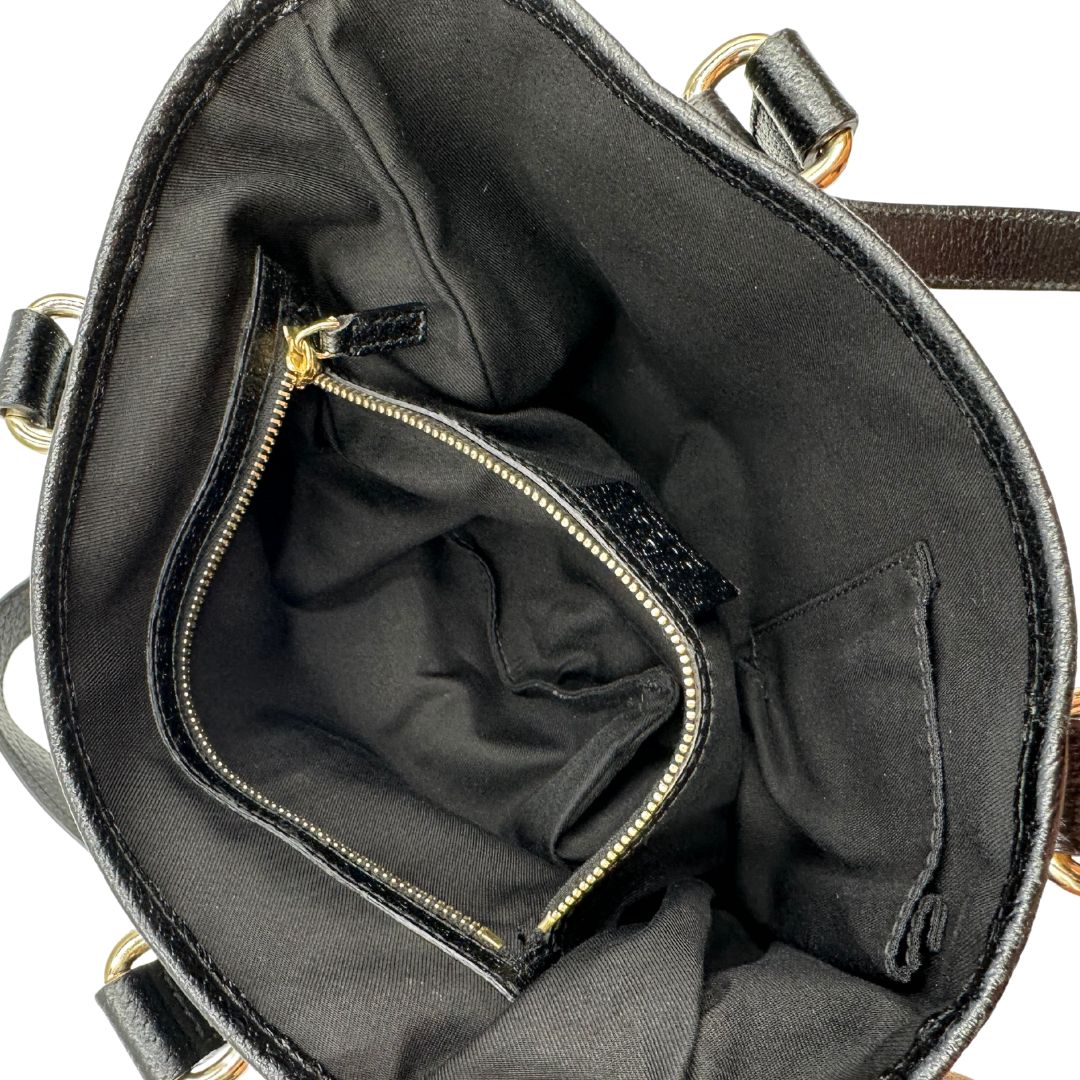 Interno di una borsa a spalla Gucci in tessuto nero trama GG, con parti metalliche dorate, usata, originale, second hand, in ottime condizioni.