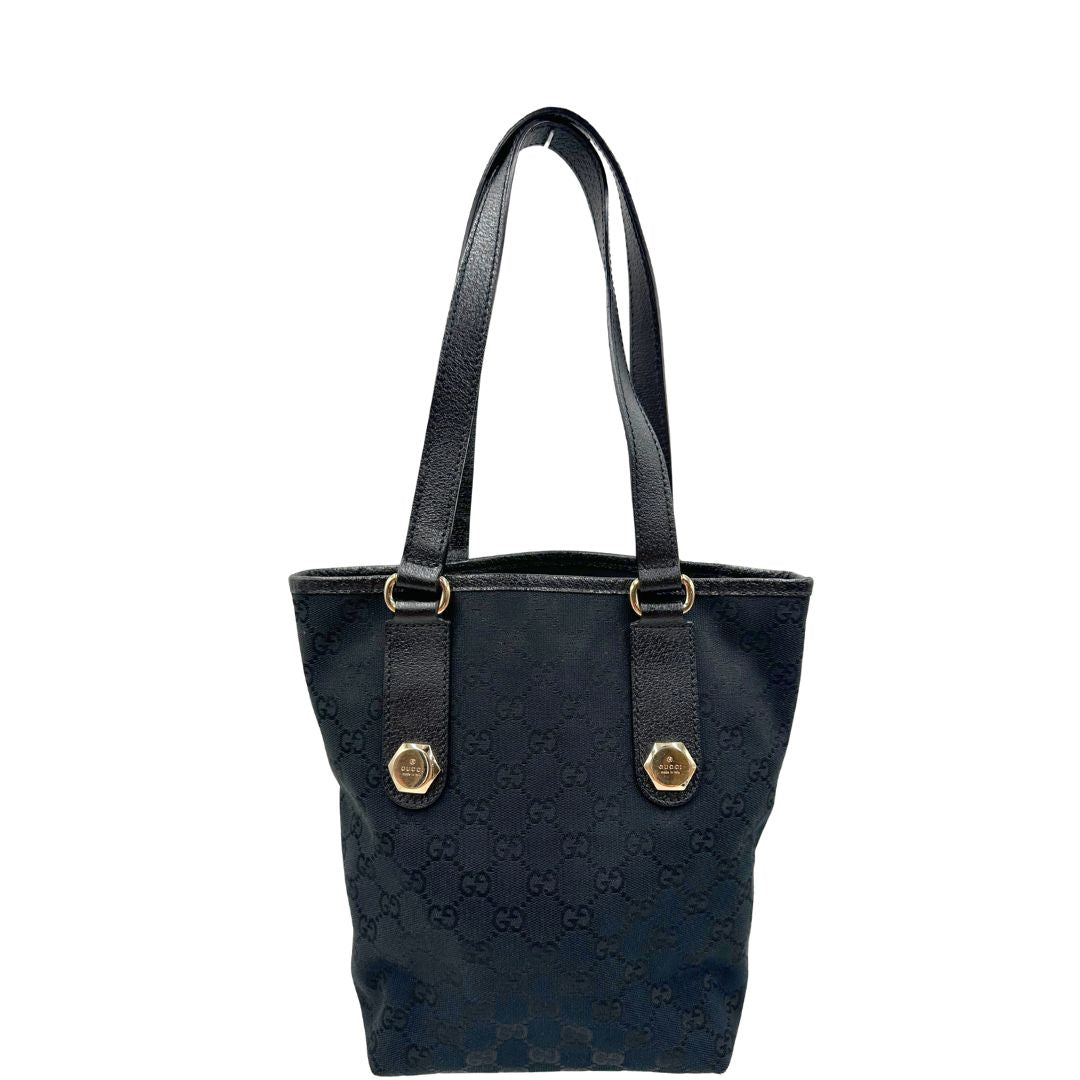 Front di una borsa a spalla Gucci in tessuto nero trama GG, con parti metalliche dorate, usata, originale, second hand, in ottime condizioni.