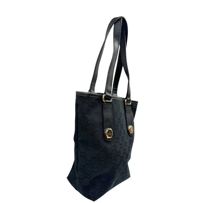Laterale sinistro di una borsa a spalla Gucci in tessuto nero trama GG, con parti metalliche dorate, usata, originale, second hand, in ottime condizioni.