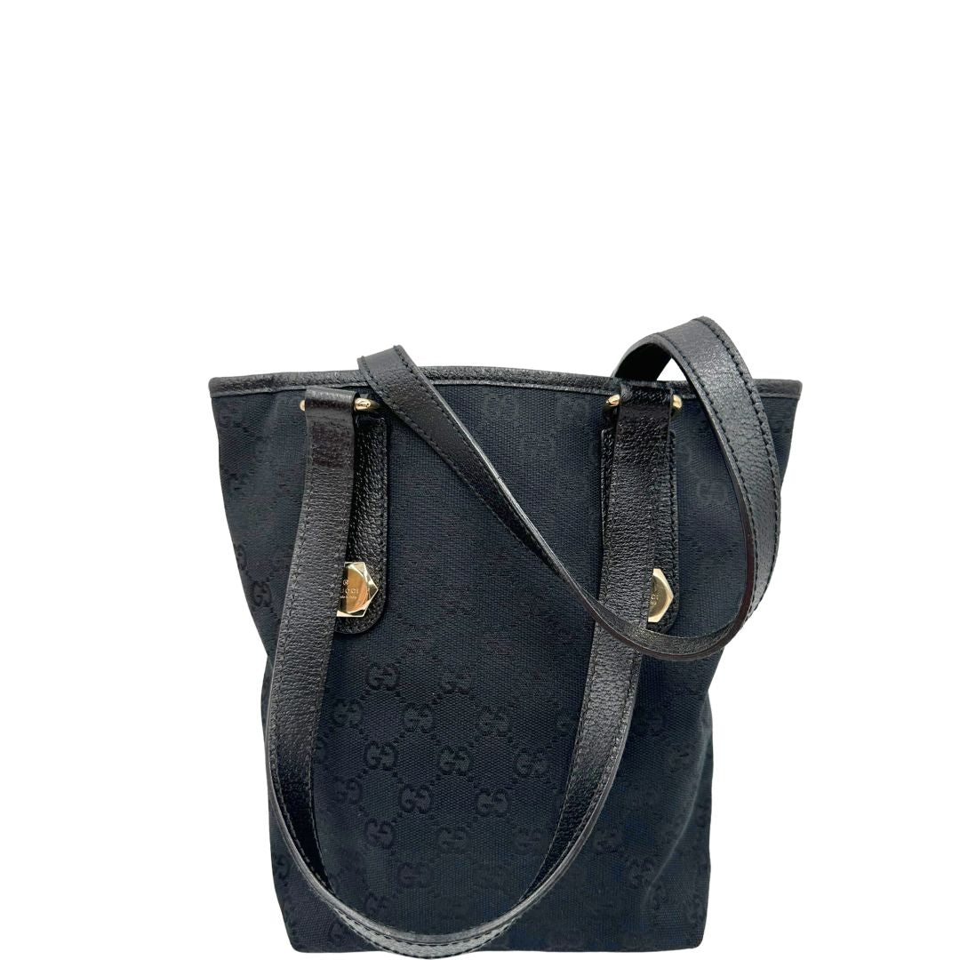 Retro di una borsa a spalla Gucci in tessuto nero trama GG, con parti metalliche dorate, usata, originale, second hand, in ottime condizioni.