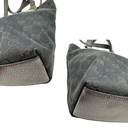 Angoli di una borsa a spalla Gucci in tessuto nero trama GG, con parti metalliche dorate, usata, originale, second hand, in ottime condizioni.