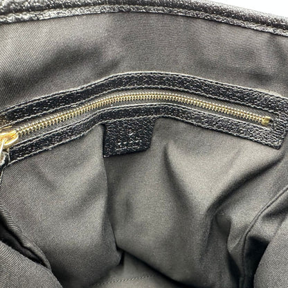 Interno di una borsa a spalla Gucci in tessuto nero trama GG, con parti metalliche dorate, usata, originale, second hand, in ottime condizioni.