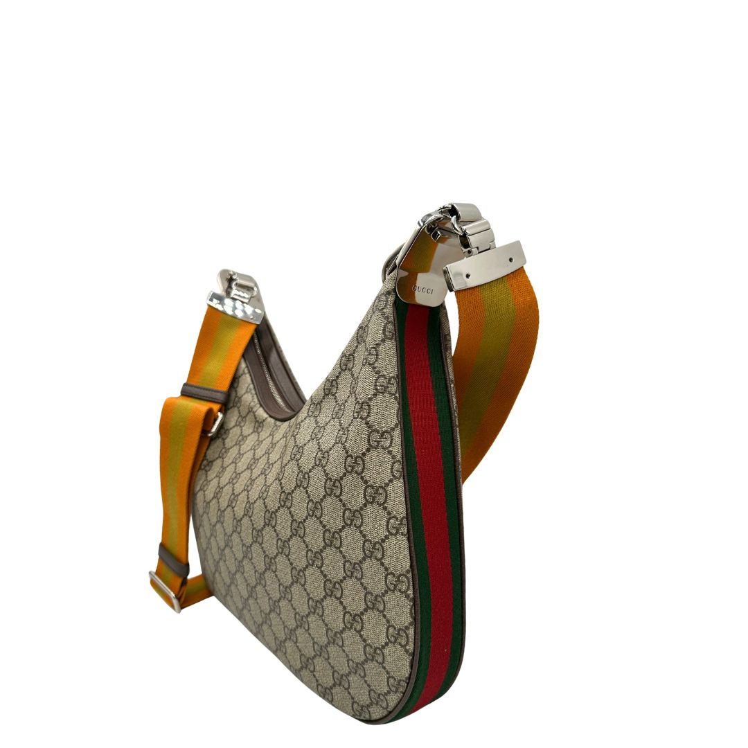 Lato sinistro, Borsa Gucci Attache in canvas beige con tracolla Web arancione e verde. Originale, usata, di lusso, in condizioni eccellenti.