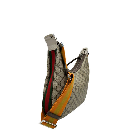 Lato destro, Borsa Gucci Attache in canvas beige con tracolla Web arancione e verde. Originale, usata, di lusso, in condizioni eccellenti.
