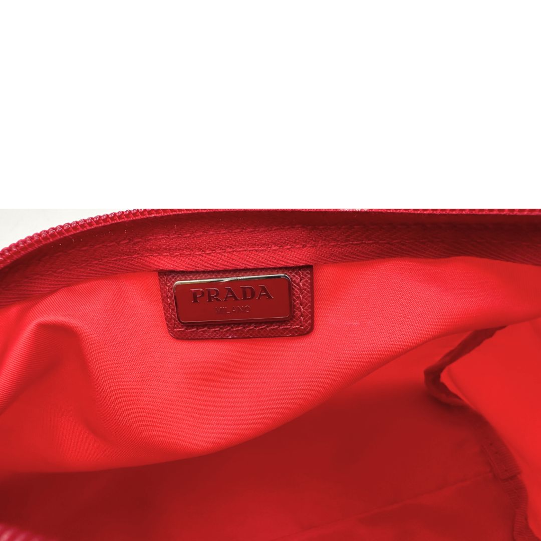 Interno, Necessaire Prada in tessuto Vela rosso e hardware argentato. Originale, usata, di lusso, in ottime condizioni.