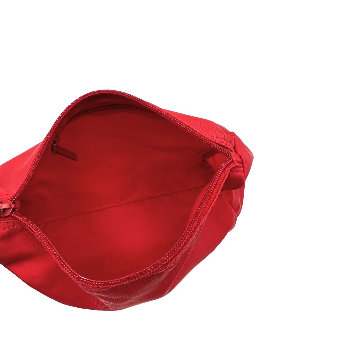 Interno, Necessaire Prada in tessuto Vela rosso e hardware argentato. Originale, usata, di lusso, in ottime condizioni.