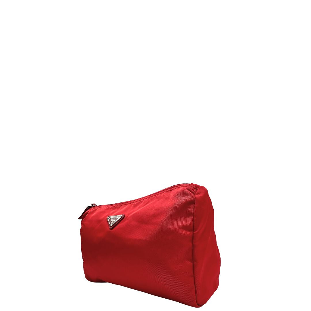 Lato sinistro, Necessaire Prada in tessuto Vela rosso e hardware argentato. Originale, usata, di lusso, in ottime condizioni.