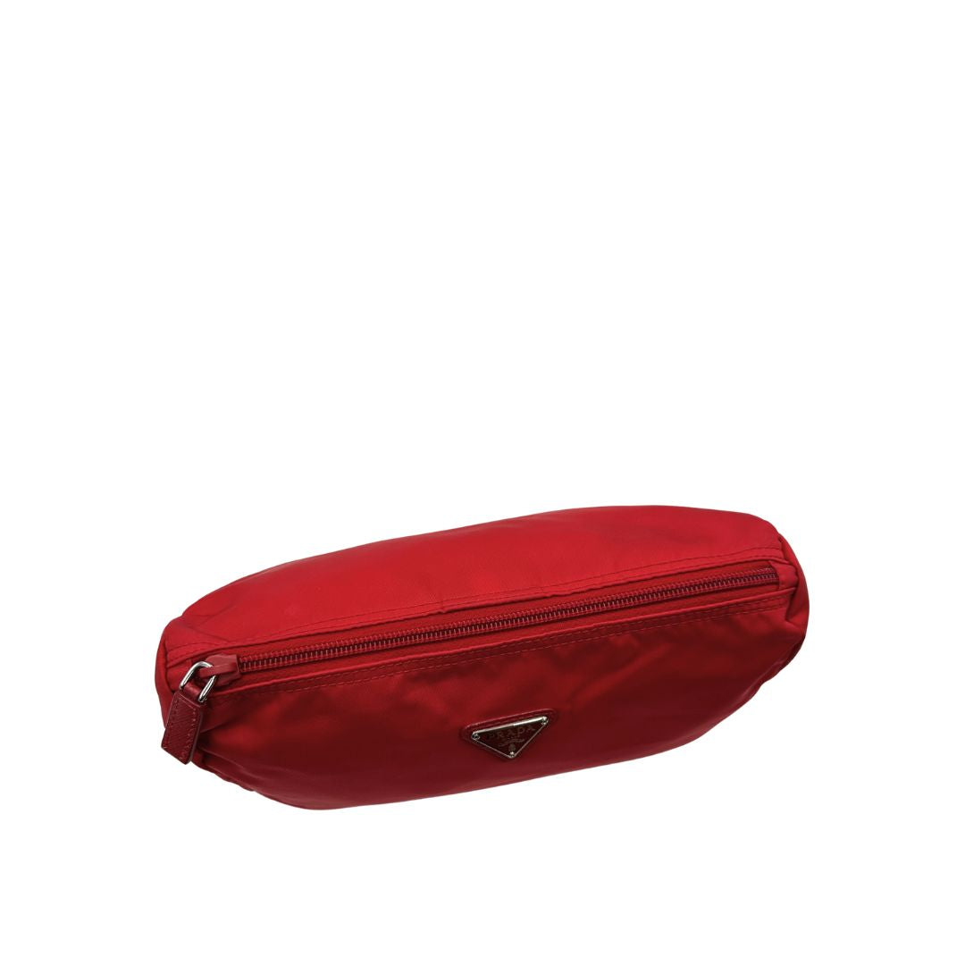 Chiusura, Necessaire Prada in tessuto Vela rosso e hardware argentato. Originale, usata, di lusso, in ottime condizioni.