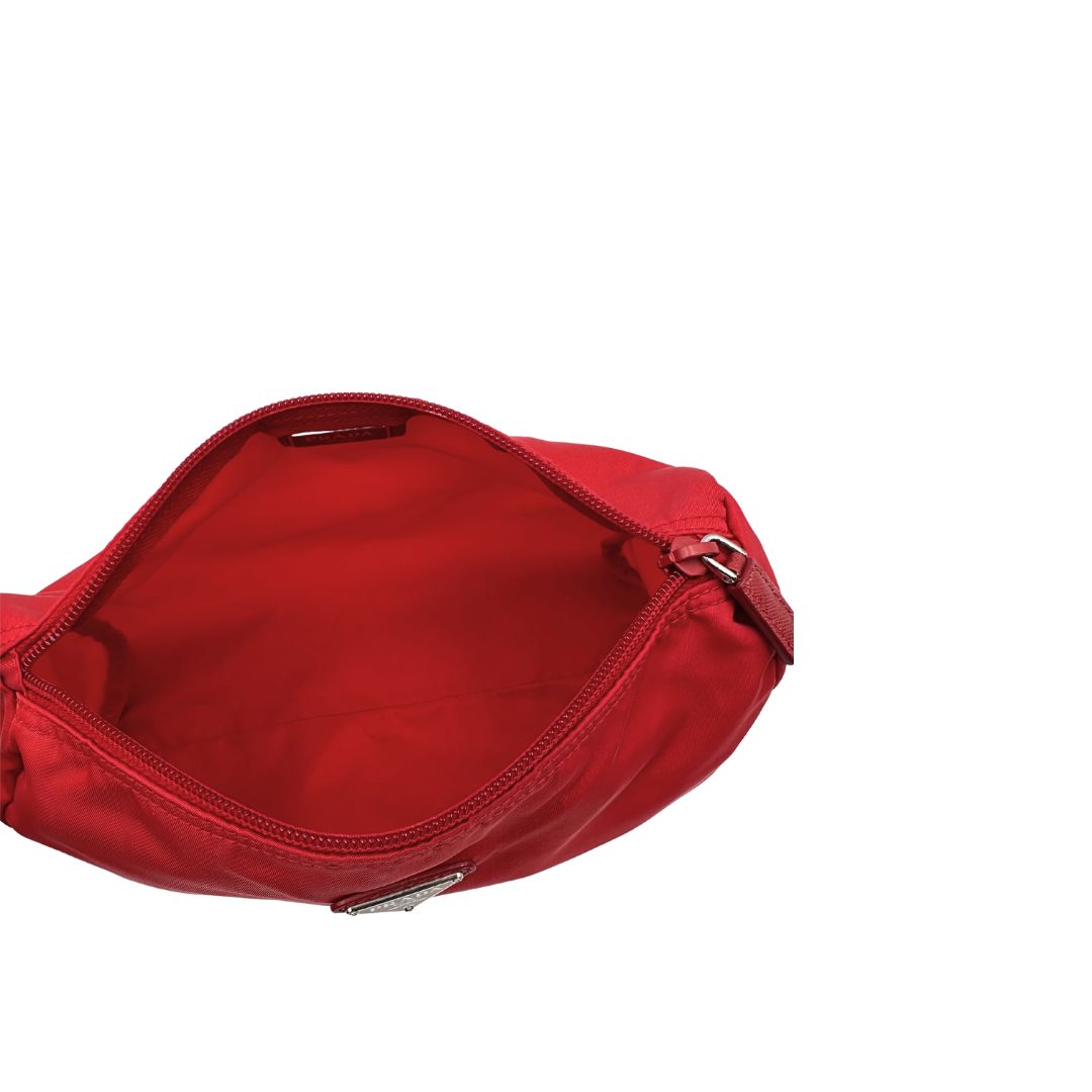 Interno, Necessaire Prada in tessuto Vela rosso e hardware argentato. Originale, usata, di lusso, in ottime condizioni.