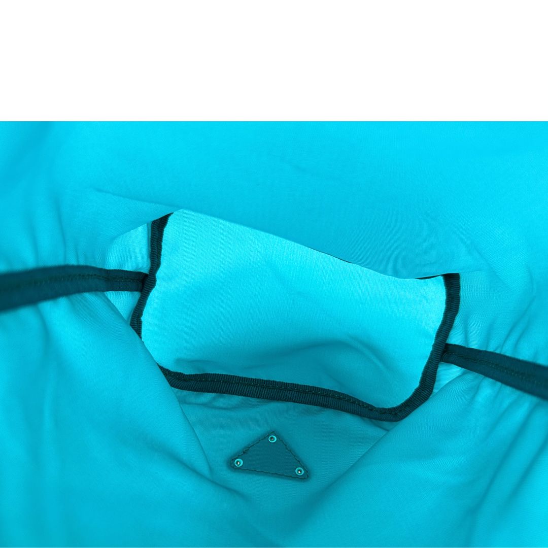 Interno, Necessaire Prada in vela turchese e hardware argentato. Originale, usato, di lusso, in condizioni eccellenti.