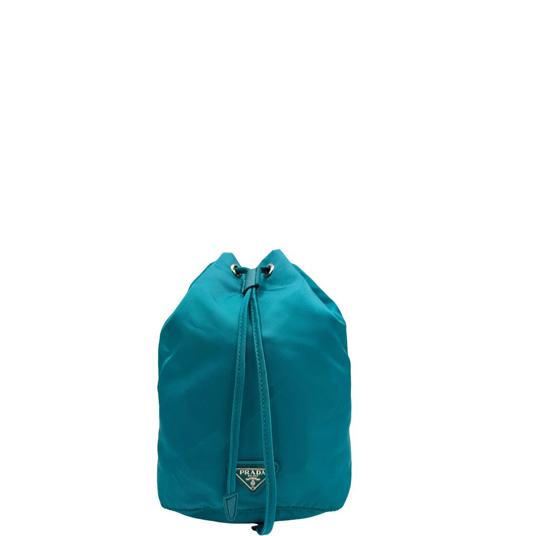 Front, Necessaire Prada in vela turchese e hardware argentato. Originale, usato, di lusso, in condizioni eccellenti.