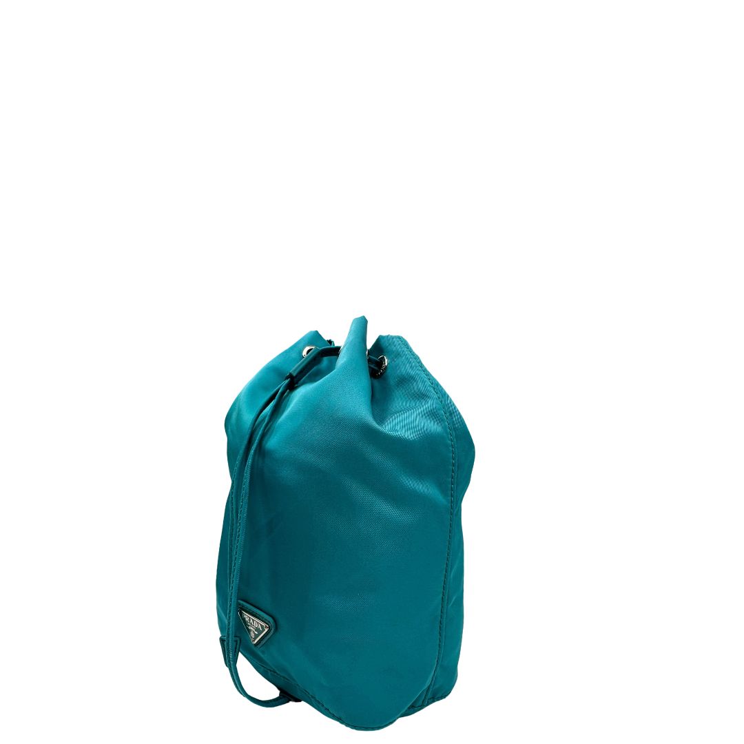 Lato sinistro, Necessaire Prada in vela turchese e hardware argentato. Originale, usato, di lusso, in condizioni eccellenti.
