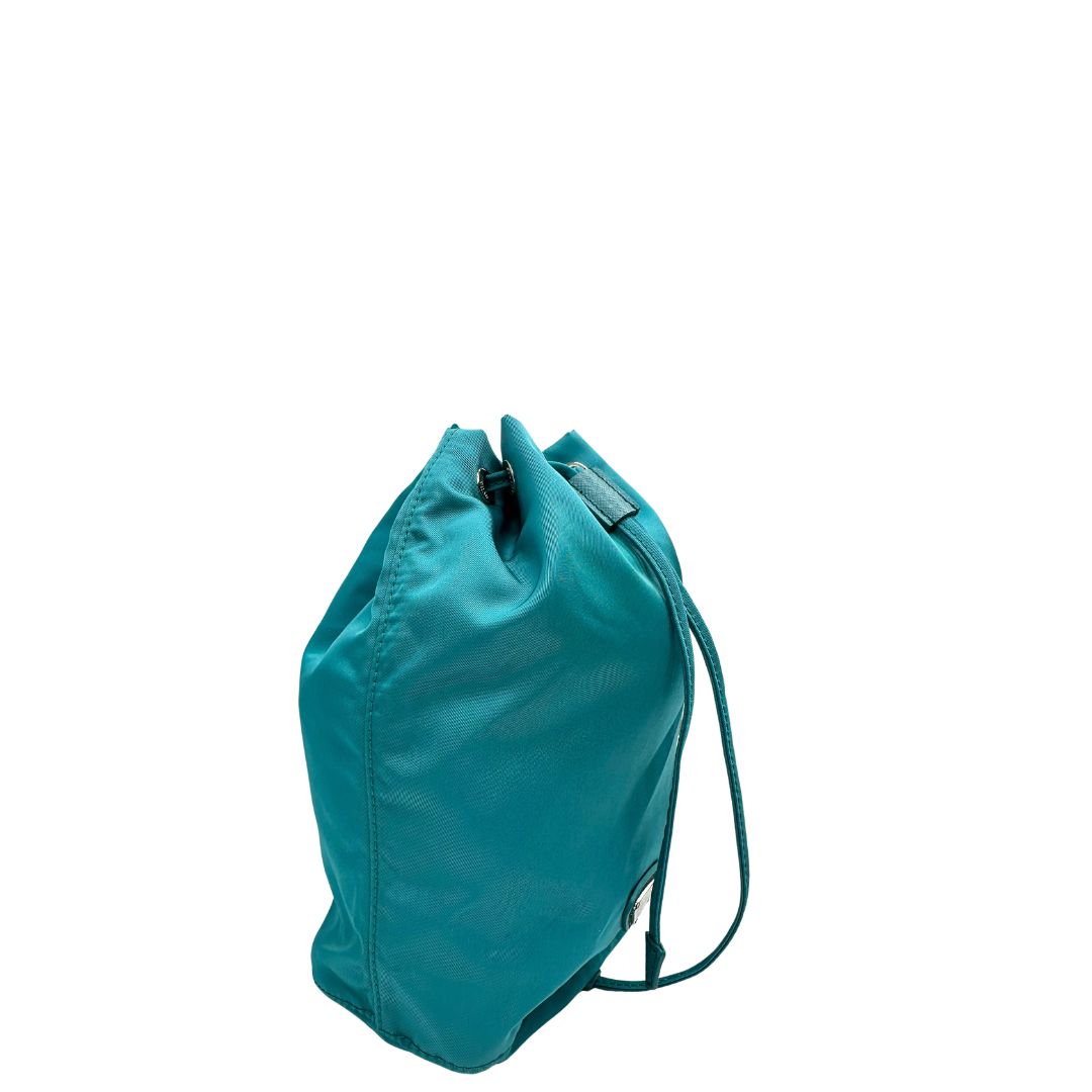 Lato sinistro, Necessaire Prada in vela turchese e hardware argentato. Originale, usato, di lusso, in condizioni eccellenti.