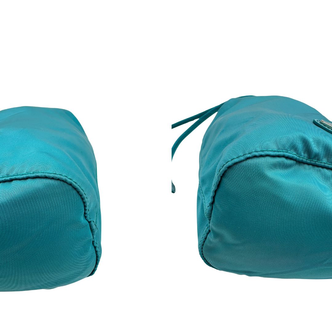 Angoli, Necessaire Prada in vela turchese e hardware argentato. Originale, usato, di lusso, in condizioni eccellenti.