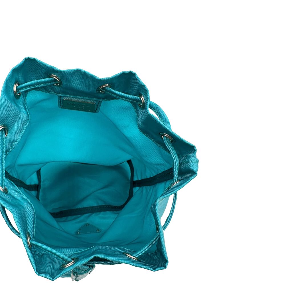 Interno, Necessaire Prada in vela turchese e hardware argentato. Originale, usato, di lusso, in condizioni eccellenti.