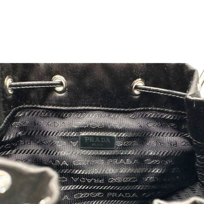 Interno, Pochette Prada Tipicamente realizzata in raso di seta nero, impreziosita da cristalli sintetici, Indossabile a mano.