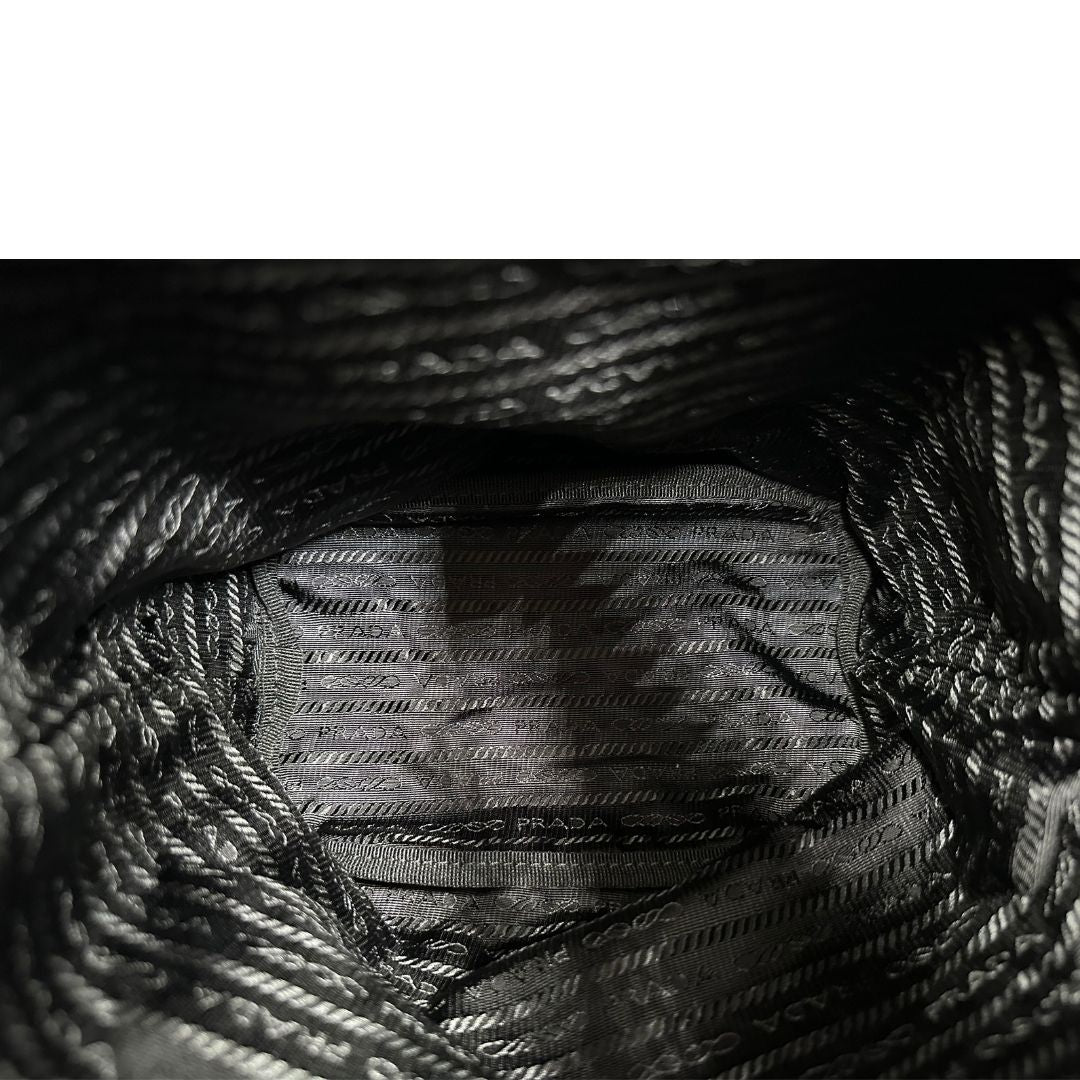 Interno, Pochette Prada Tipicamente realizzata in raso di seta nero, impreziosita da cristalli sintetici, Indossabile a mano.