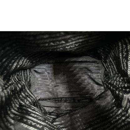 Interno, Pochette Prada Tipicamente realizzata in raso di seta nero, impreziosita da cristalli sintetici, Indossabile a mano.