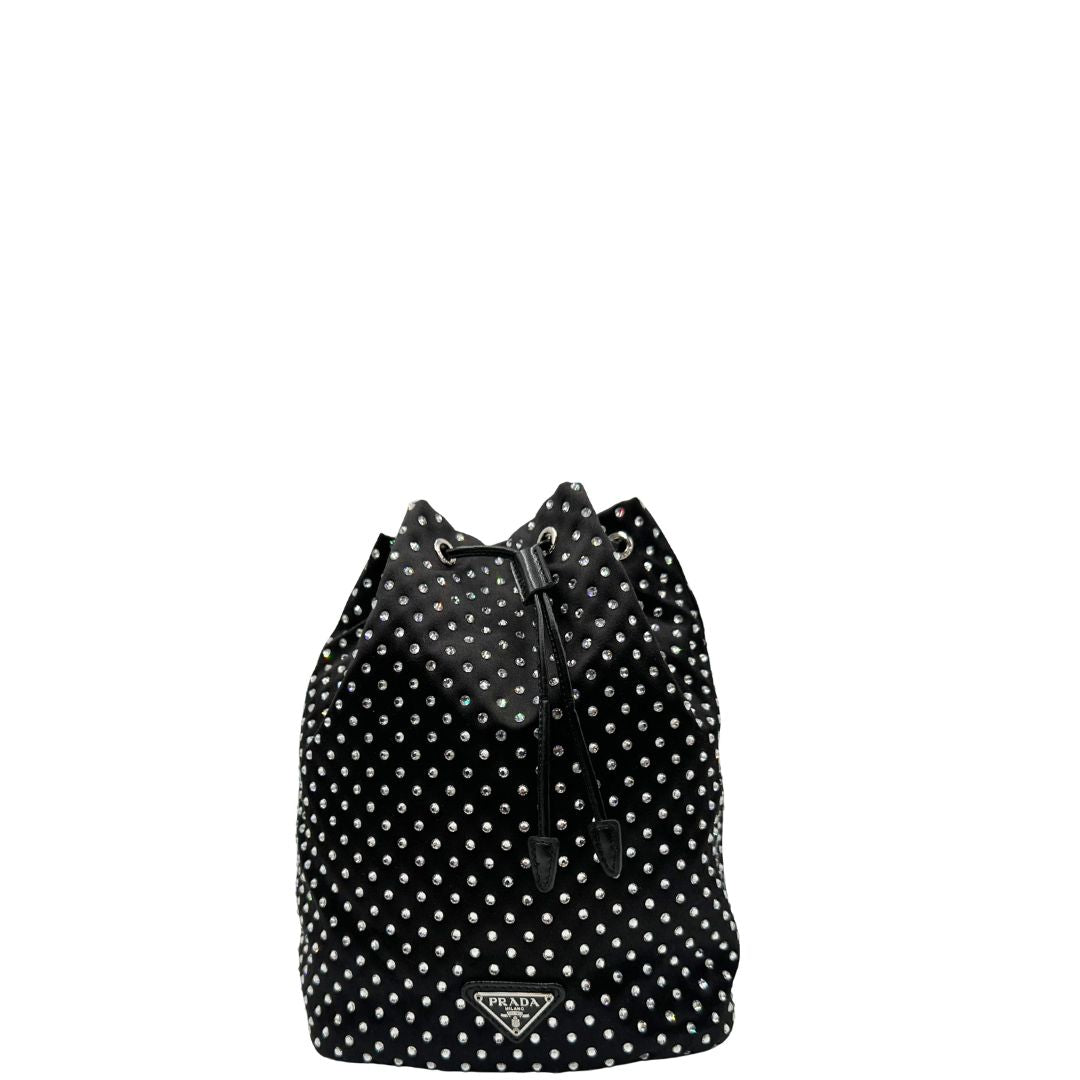 Front, Pochette Prada Tipicamente realizzata in raso di seta nero, impreziosita da cristalli sintetici, Indossabile a mano.