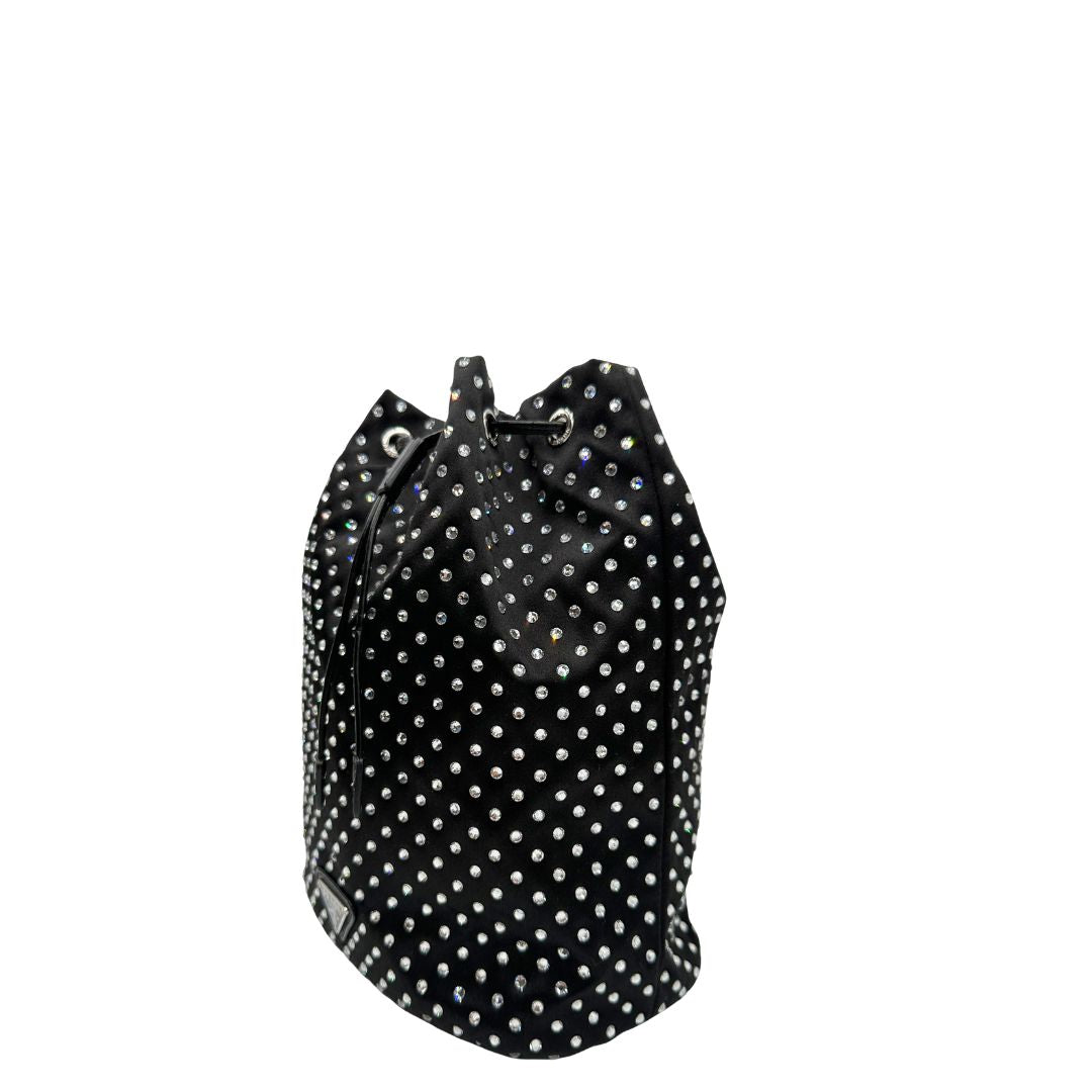 Lato sinistro, Pochette Prada Tipicamente realizzata in raso di seta nero, impreziosita da cristalli sintetici, Indossabile a mano.