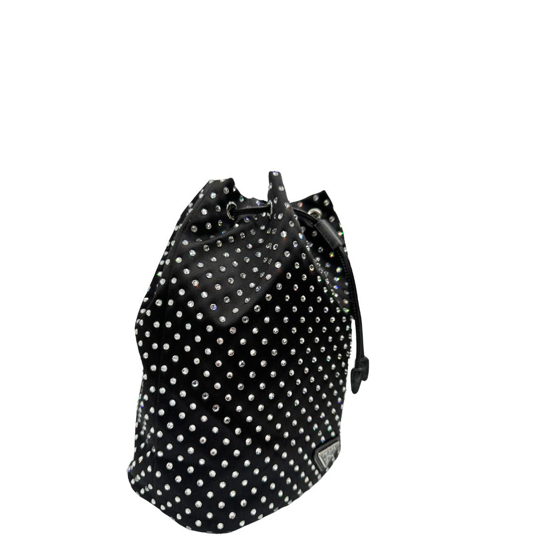 Lato destro, Pochette Prada Tipicamente realizzata in raso di seta nero, impreziosita da cristalli sintetici, Indossabile a mano.