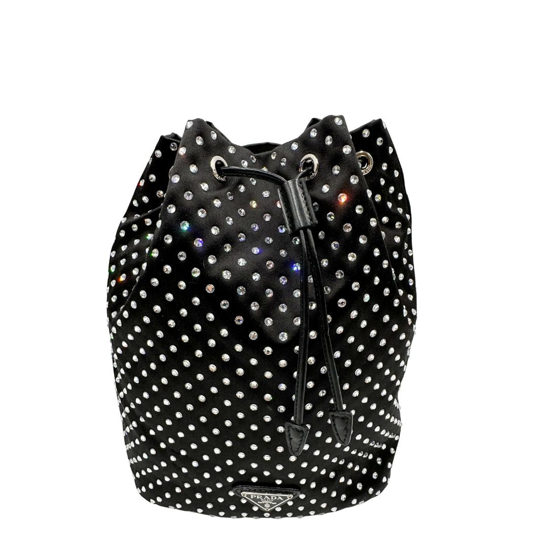 Chiusura, Pochette Prada Tipicamente realizzata in raso di seta nero, impreziosita da cristalli sintetici, Indossabile a mano.