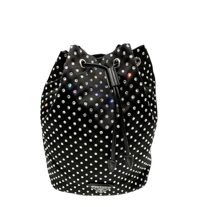 Chiusura, Pochette Prada Tipicamente realizzata in raso di seta nero, impreziosita da cristalli sintetici, Indossabile a mano.