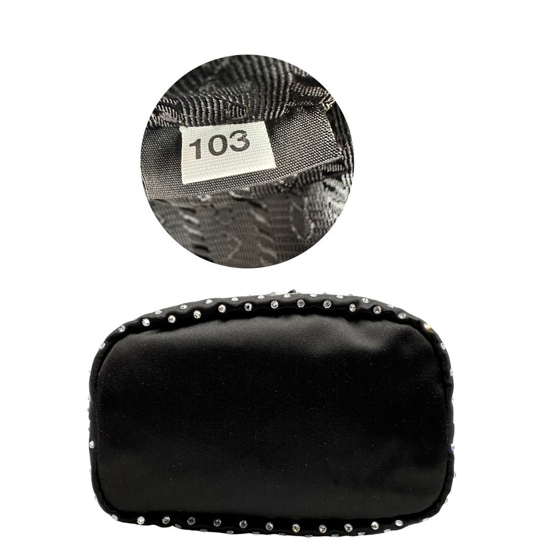 Codice e base, Pochette Prada Tipicamente realizzata in raso di seta nero, impreziosita da cristalli sintetici, Indossabile a mano.