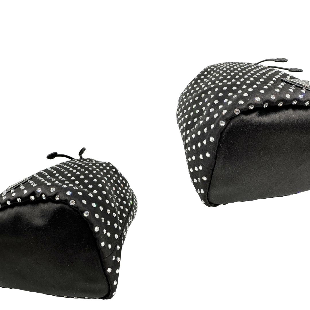 Angoli, Pochette Prada Tipicamente realizzata in raso di seta nero, impreziosita da cristalli sintetici, Indossabile a mano.