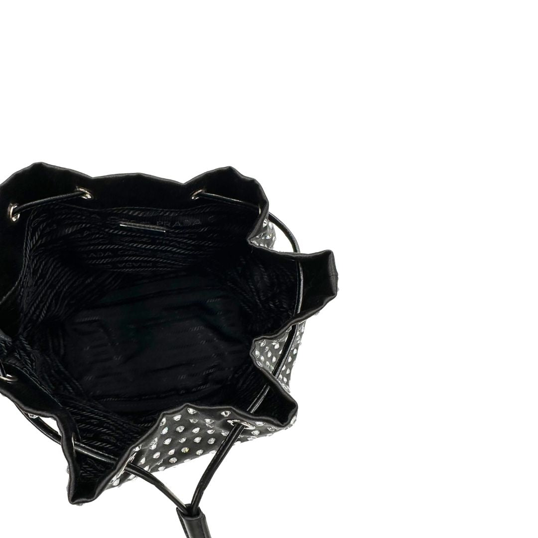 Interno, Pochette Prada Tipicamente realizzata in raso di seta nero, impreziosita da cristalli sintetici, Indossabile a mano.