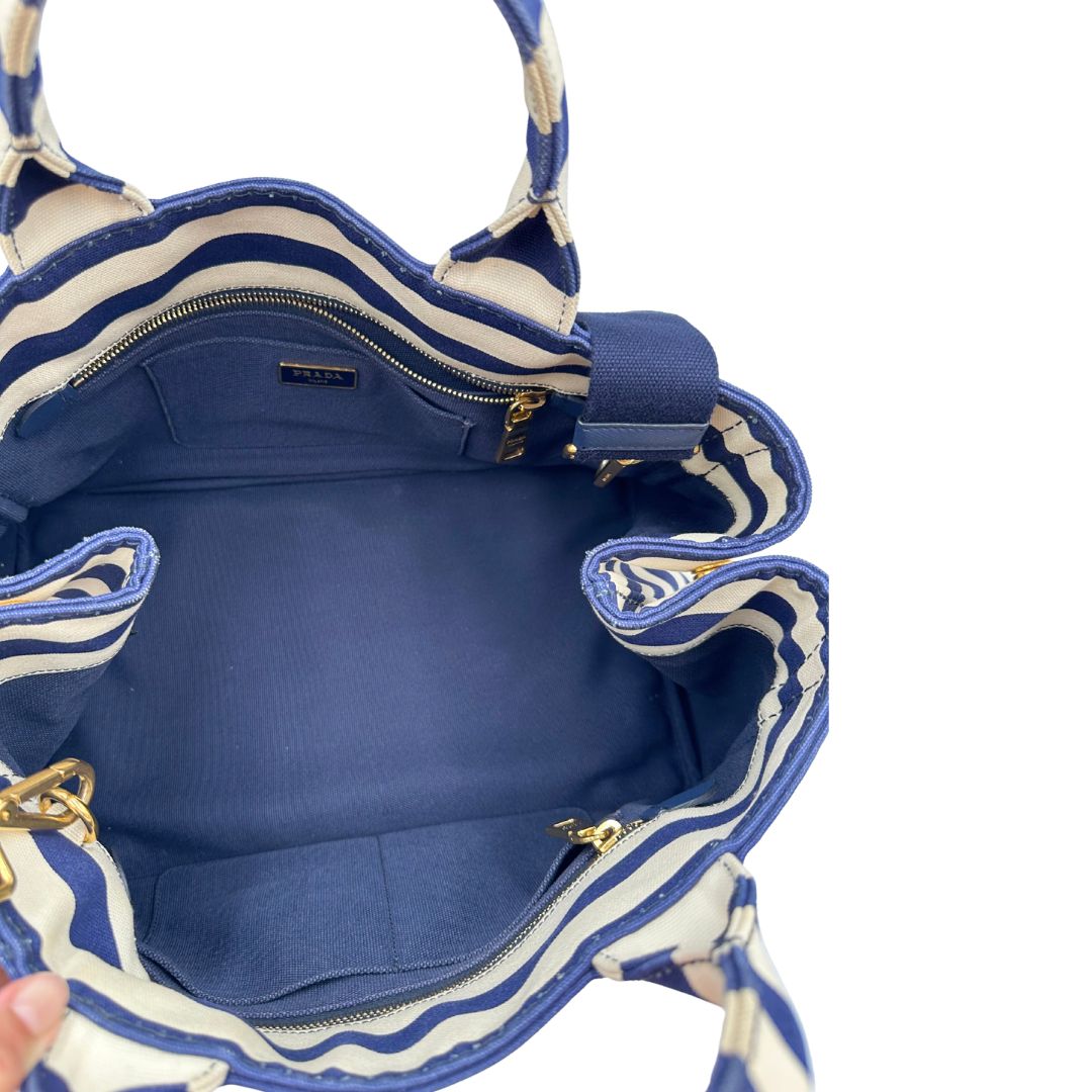 Interno, Borsa Prada in tela caratterizzato da una fantasia a righe orizzontali blu navy e avorio, Indossabile a mano oppure a tracolla.