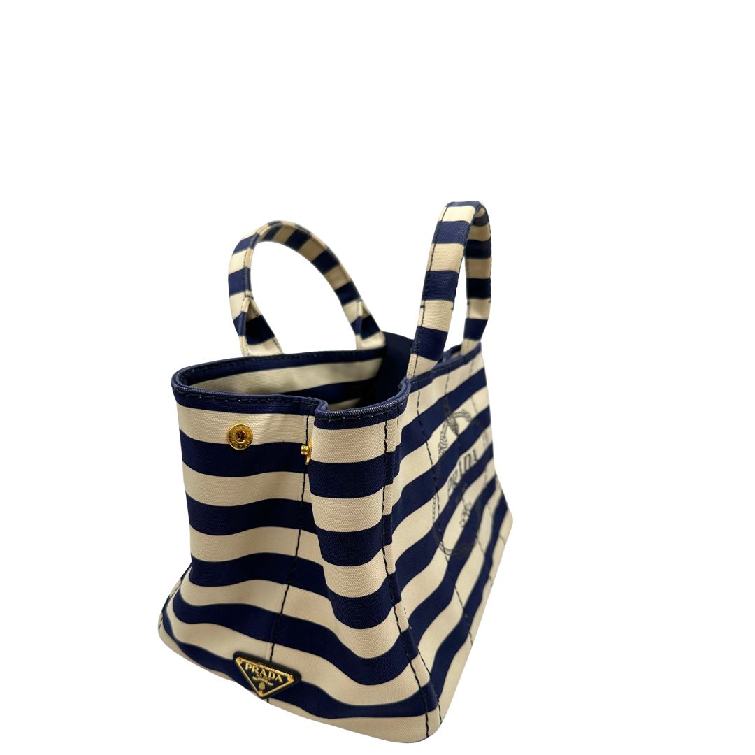Borsa Prada in tela caratterizzato da una fantasia a righe orizzontali blu navy e avorio, Indossabile a mano oppure a tracolla.