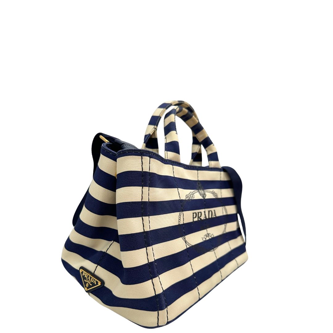 Lato destro, Borsa Prada in tela caratterizzato da una fantasia a righe orizzontali blu navy e avorio, Indossabile a mano oppure a tracolla.