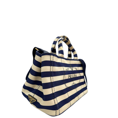 Lato destro, Borsa Prada in tela caratterizzato da una fantasia a righe orizzontali blu navy e avorio, Indossabile a mano oppure a tracolla.