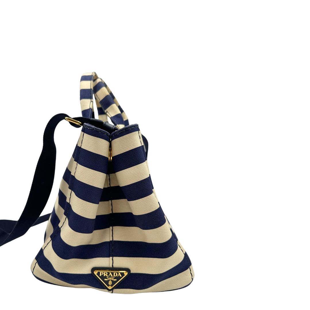 Lato destro, Borsa Prada in tela caratterizzato da una fantasia a righe orizzontali blu navy e avorio, Indossabile a mano oppure a tracolla.